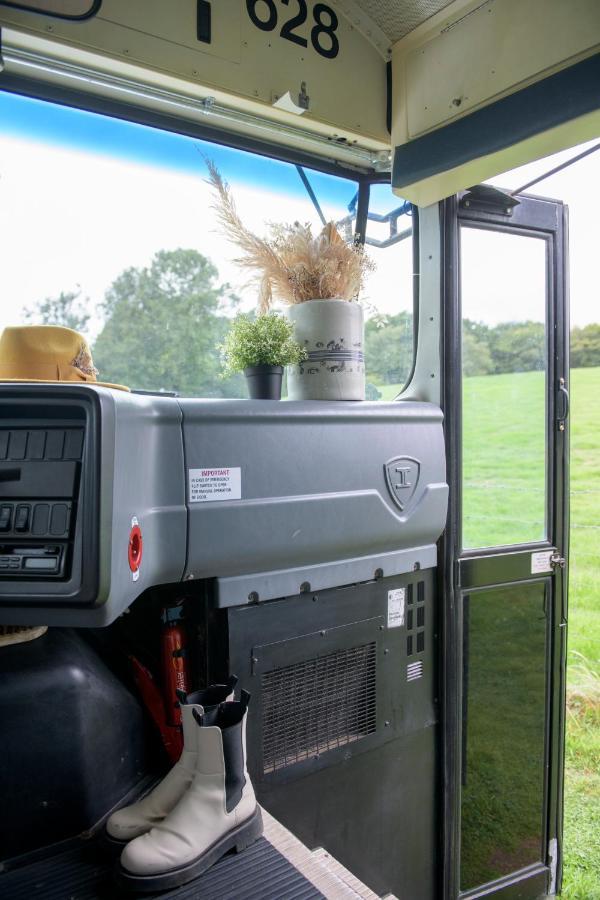 American School Bus Retreat With Hot Tub In Sussex Meadow Укфилд Экстерьер фото